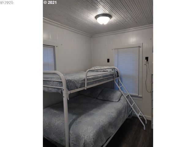 317 N BEACON St, Rockaway Beach, OR 97136