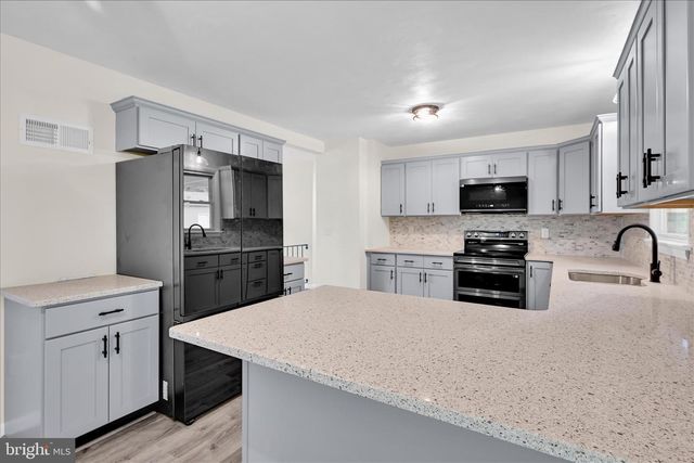 13 VILLA LN, Palmyra, PA 17078