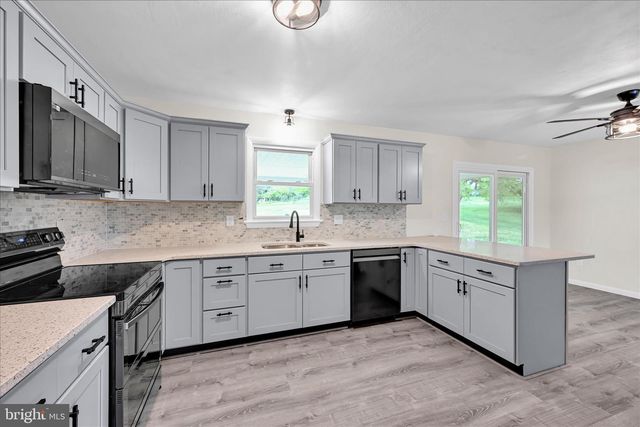 13 VILLA LN, Palmyra, PA 17078