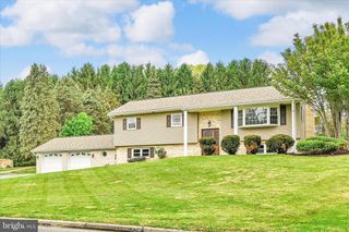 13 VILLA LN, Palmyra, PA 17078