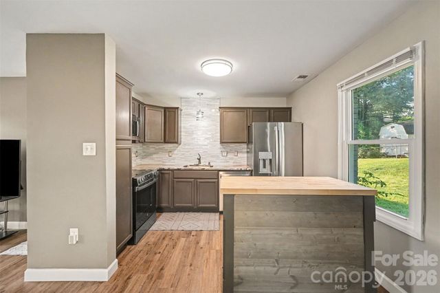 812 Capps Hill Mine Road, Charlotte, NC 28216