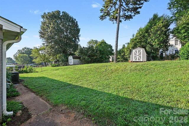 812 Capps Hill Mine Road, Charlotte, NC 28216