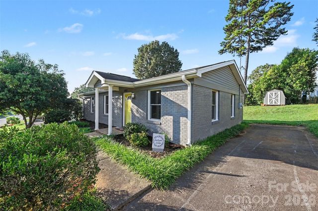 812 Capps Hill Mine Road, Charlotte, NC 28216