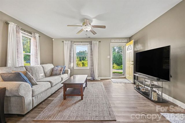 812 Capps Hill Mine Road, Charlotte, NC 28216
