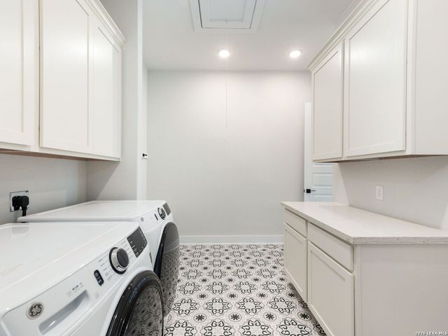 217 Poe Parkway, Castroville, TX 78009