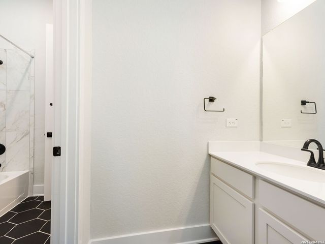 217 Poe Parkway, Castroville, TX 78009