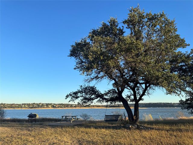 918 Debco LN, Spicewood, TX 78669