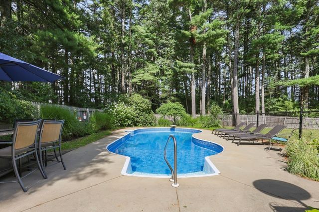 5 Dawn Way, Carver, MA 02330