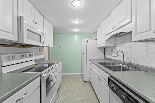 125 Kennedy Dr Apt 3, South Burlington, VT 05403