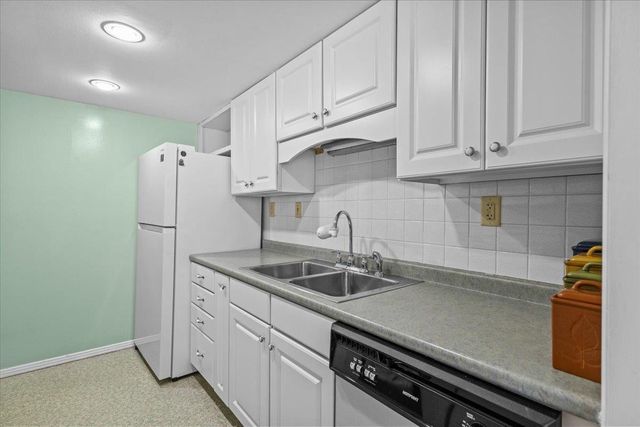 125 Kennedy Dr Apt 3, South Burlington, VT 05403