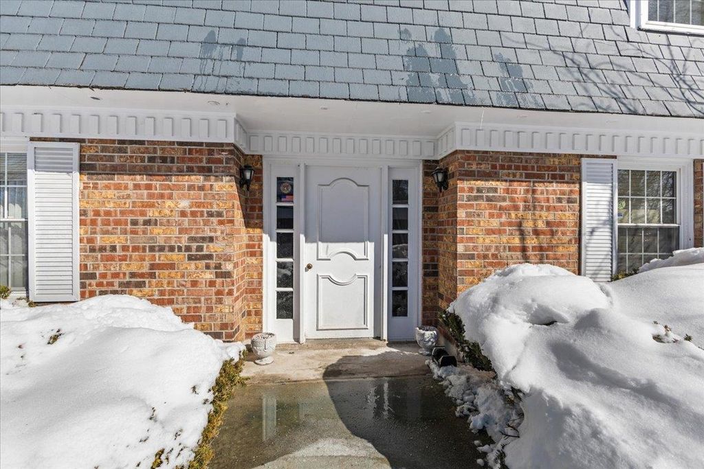 125 Kennedy Dr Apt 3, South Burlington, VT 05403