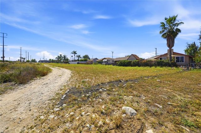 2016 SAN Bernardino Avenue, Mentone, CA 92359