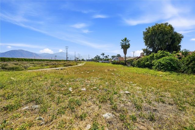 2016 SAN Bernardino Avenue, Mentone, CA 92359