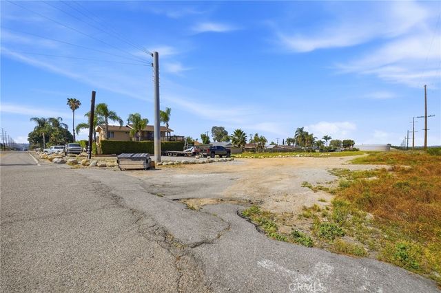 2016 SAN Bernardino Avenue, Mentone, CA 92359