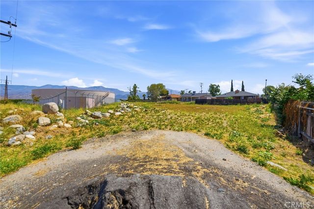 2016 SAN Bernardino Avenue, Mentone, CA 92359