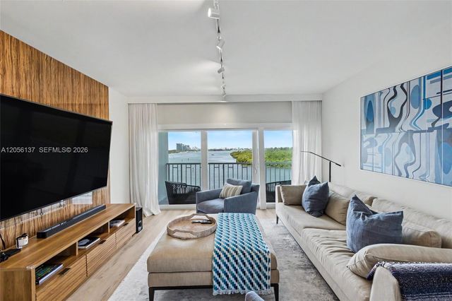 500 Bayview Drive 822, Sunny Isles Beach, FL 33160