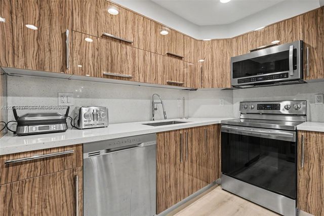 500 Bayview Drive 822, Sunny Isles Beach, FL 33160