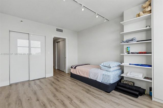 500 Bayview Drive 822, Sunny Isles Beach, FL 33160