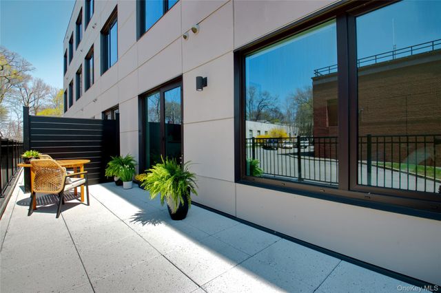 333 Warner Avenue 208, Roslyn, NY 11576