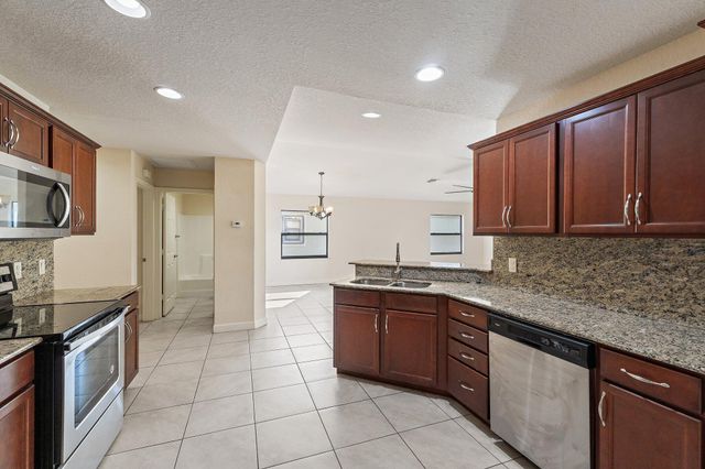 3 S Granada Lane, Port St Lucie, FL 34952