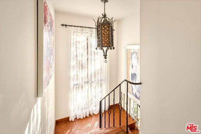 1135 Sunset Vale Avenue, West Hollywood, CA 90069