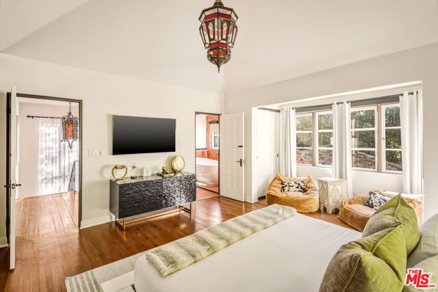 1135 Sunset Vale Avenue, West Hollywood, CA 90069