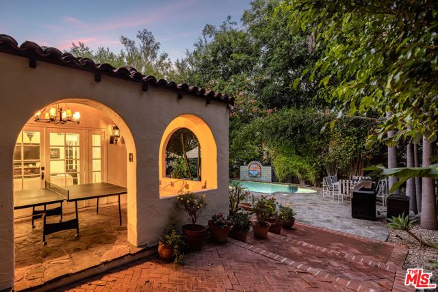 1135 Sunset Vale Avenue, West Hollywood, CA 90069