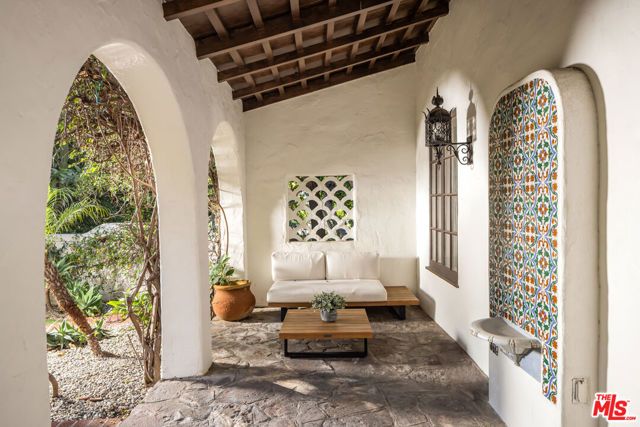 1135 Sunset Vale Avenue, West Hollywood, CA 90069