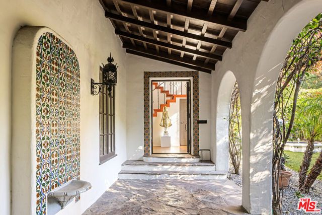 1135 Sunset Vale Avenue, West Hollywood, CA 90069