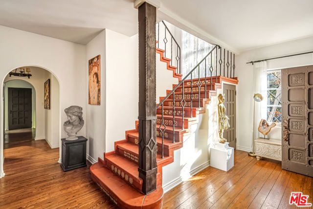 1135 Sunset Vale Avenue, West Hollywood, CA 90069