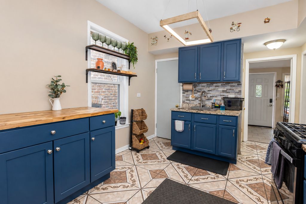 3906 W Montrose Avenue, Chicago, IL 60618 — photo 3