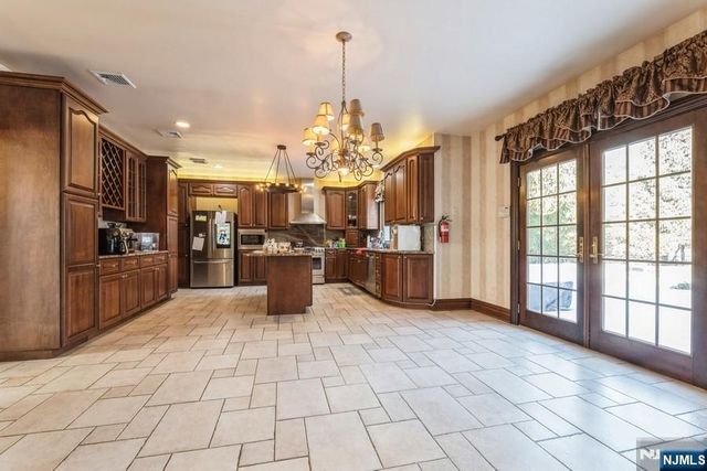 6 Lone Cedar Way, Old Tappan, NJ 07675