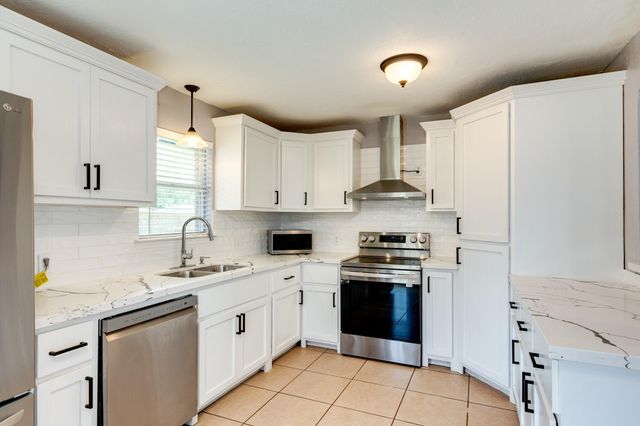 108 Avenue E, Brazoria, TX 77422