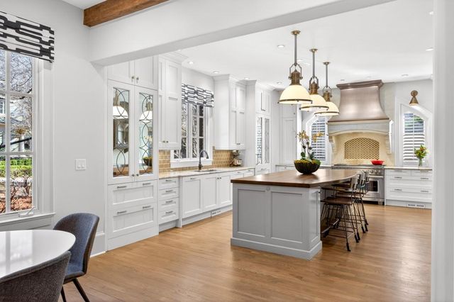 11 Leighton Court, Sandy Springs, GA 30327