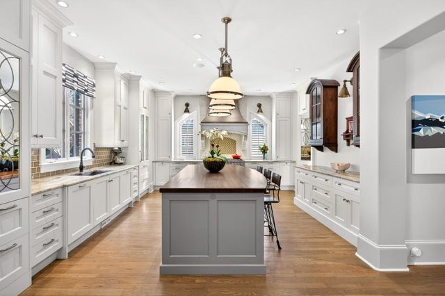 11 Leighton Court, Sandy Springs, GA 30327