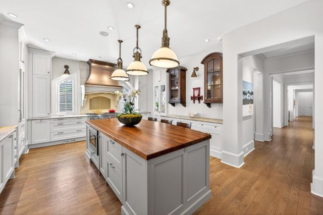 11 Leighton Court, Sandy Springs, GA 30327