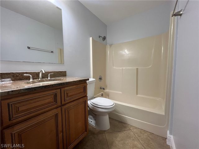 5270 Treetops DR J201, Naples, FL 34113