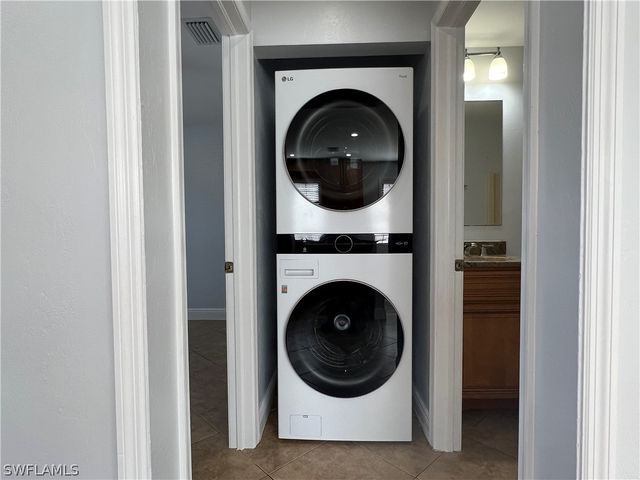 5270 Treetops DR J201, Naples, FL 34113