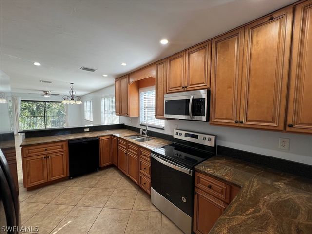 5270 Treetops DR J201, Naples, FL 34113