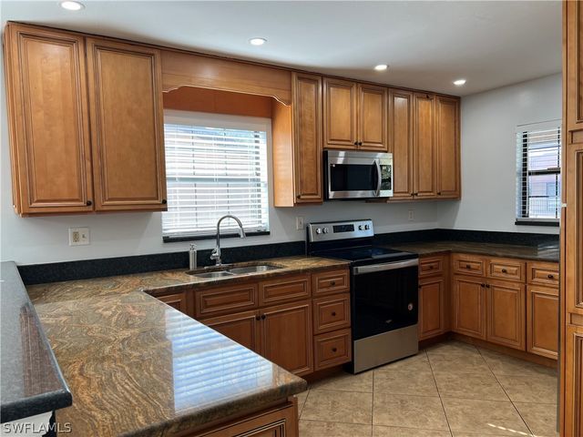 5270 Treetops DR J201, Naples, FL 34113