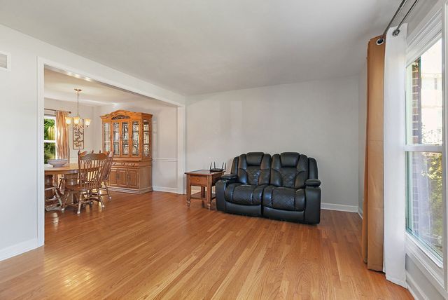 14 Woodridge Lane, Streamwood, IL 60107