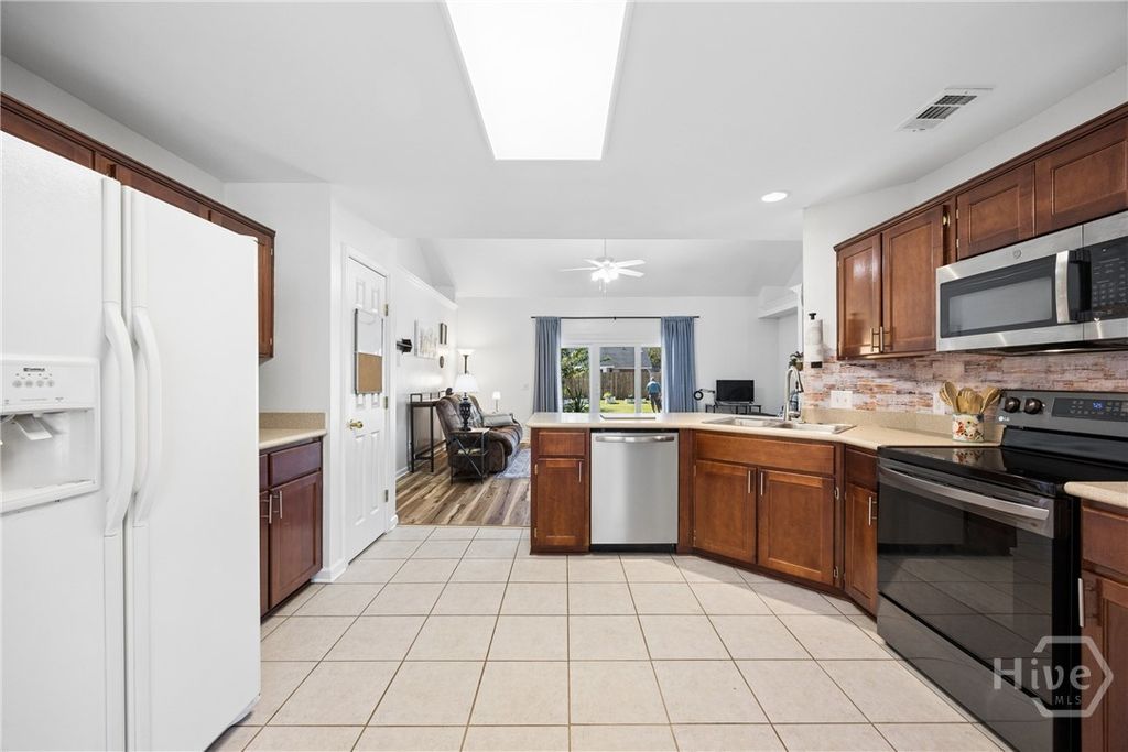 Image 7 of property listing at 304 Grist Mill Court, Rincon, GA 31326