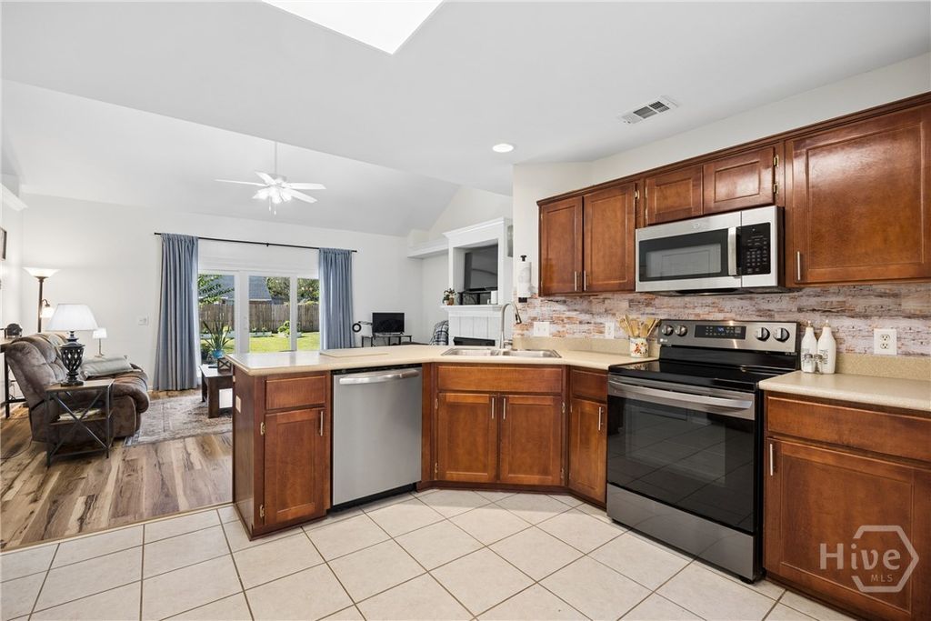 Image 8 of property listing at 304 Grist Mill Court, Rincon, GA 31326