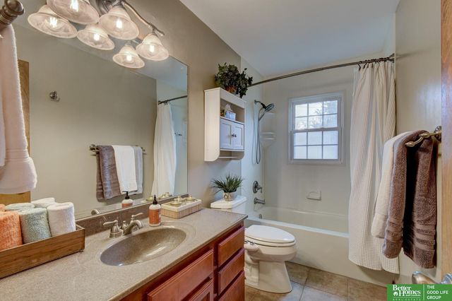 9059 valley Street, Omaha, NE 68124