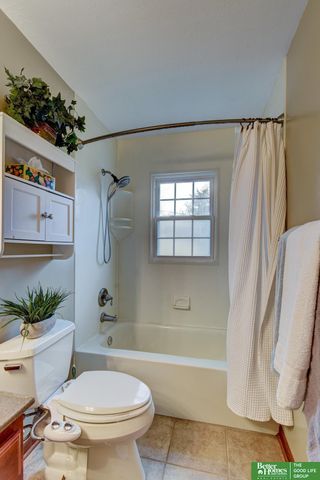 9059 valley Street, Omaha, NE 68124