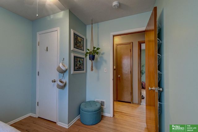 9059 valley Street, Omaha, NE 68124