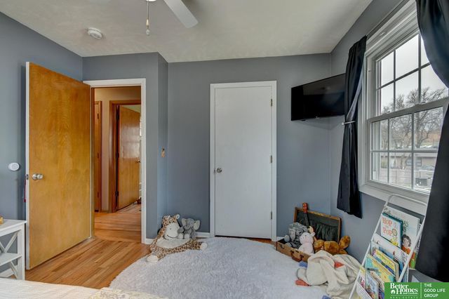 9059 valley Street, Omaha, NE 68124