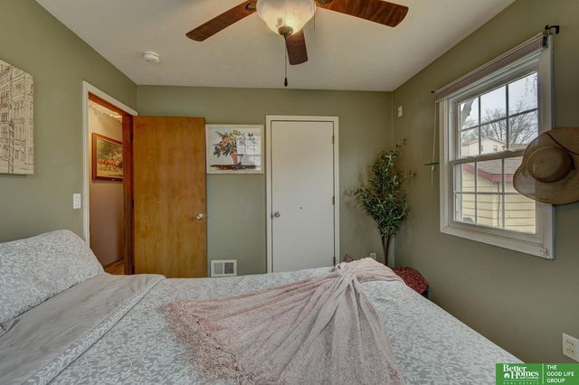 9059 valley Street, Omaha, NE 68124