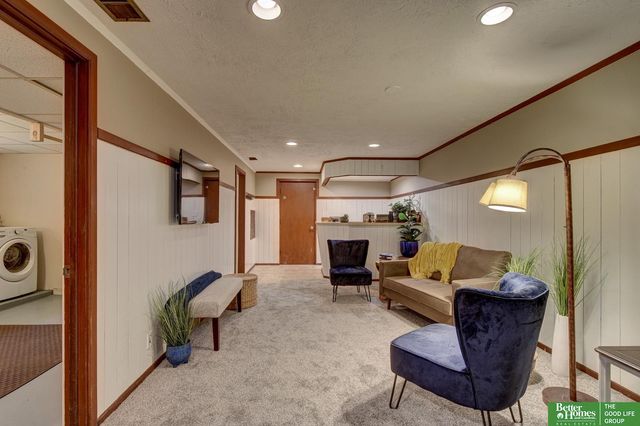 9059 valley Street, Omaha, NE 68124