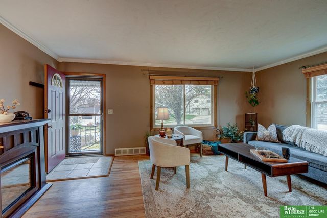 9059 valley Street, Omaha, NE 68124